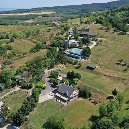 Borkuti Panzio Es Apartman Balatonszárszó Exteriör bild
