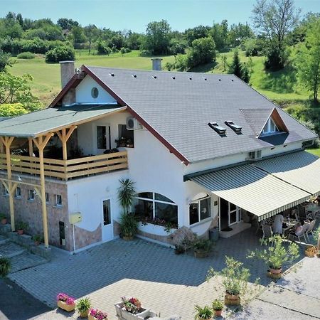 Borkuti Panzio Es Apartman Balatonszárszó Exteriör bild