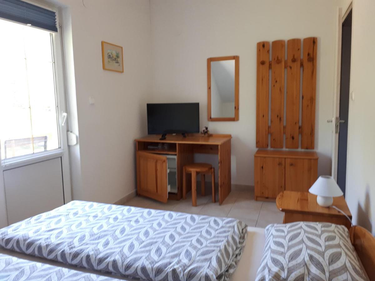 Borkuti Panzio Es Apartman Balatonszárszó Exteriör bild