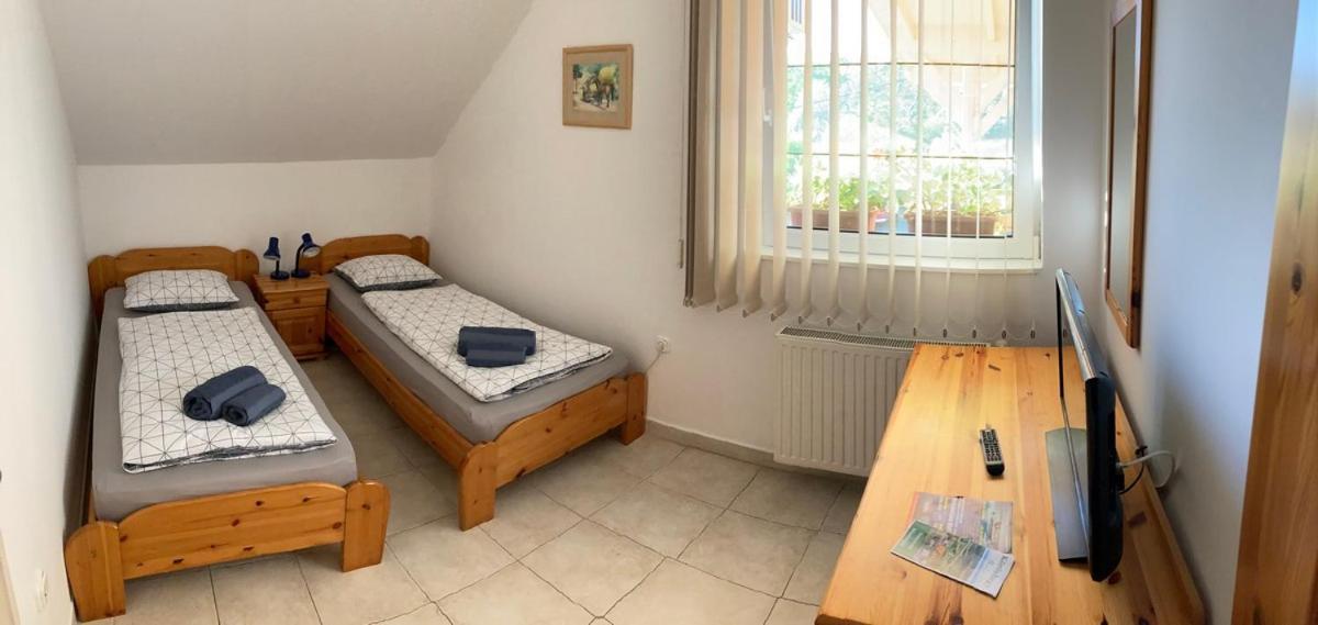 Borkuti Panzio Es Apartman Balatonszárszó Exteriör bild