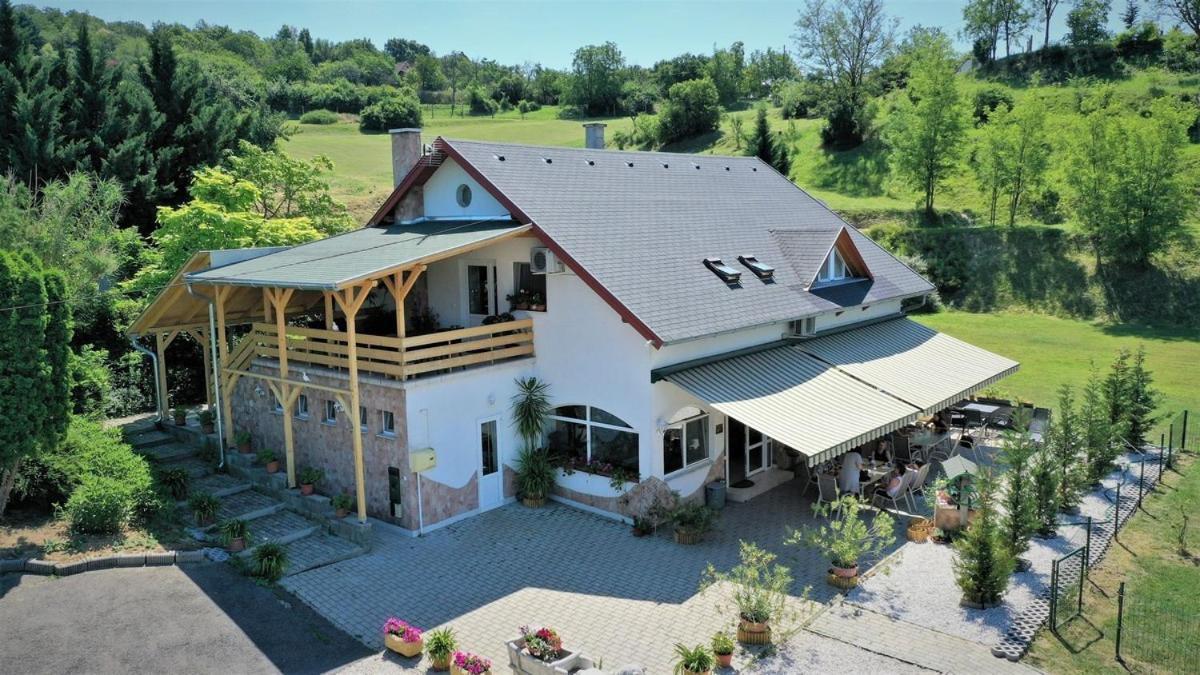 Borkuti Panzio Es Apartman Balatonszárszó Exteriör bild