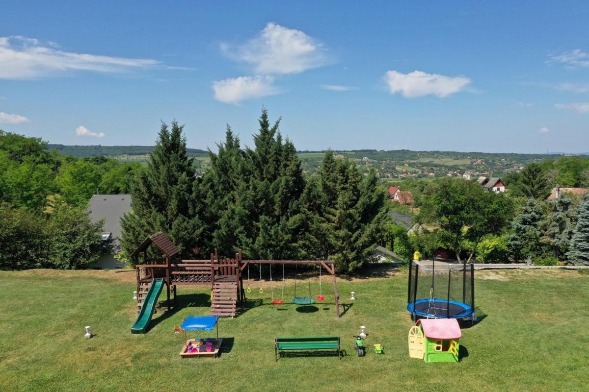 Borkuti Panzio Es Apartman Balatonszárszó Exteriör bild