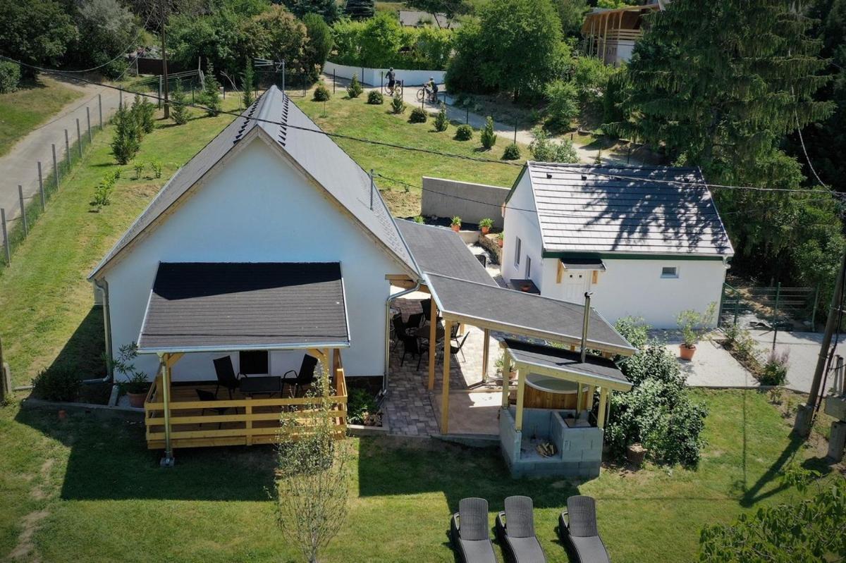 Borkuti Panzio Es Apartman Balatonszárszó Exteriör bild