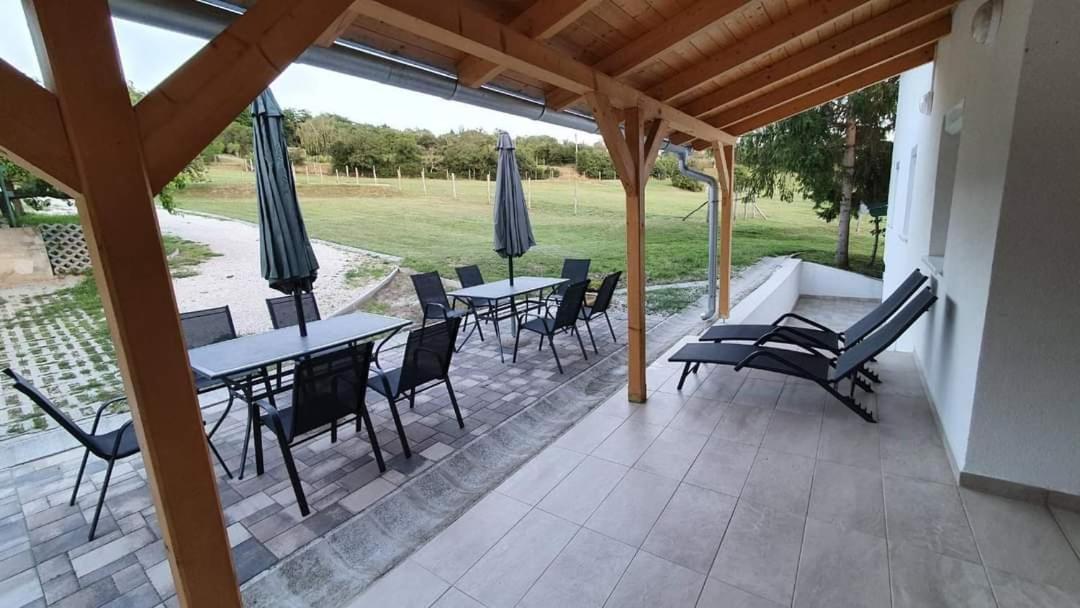 Borkuti Panzio Es Apartman Balatonszárszó Exteriör bild
